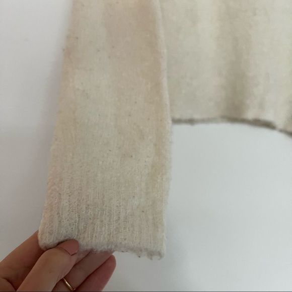 Brandy Melville Milk White Nubby Knit Boxy Sweater - Picture 4 of 7